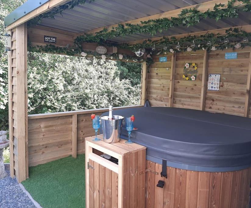 Anglesey New Modern Shepherds Hut With Spa Hot Tub Gwalchmai Exterior photo