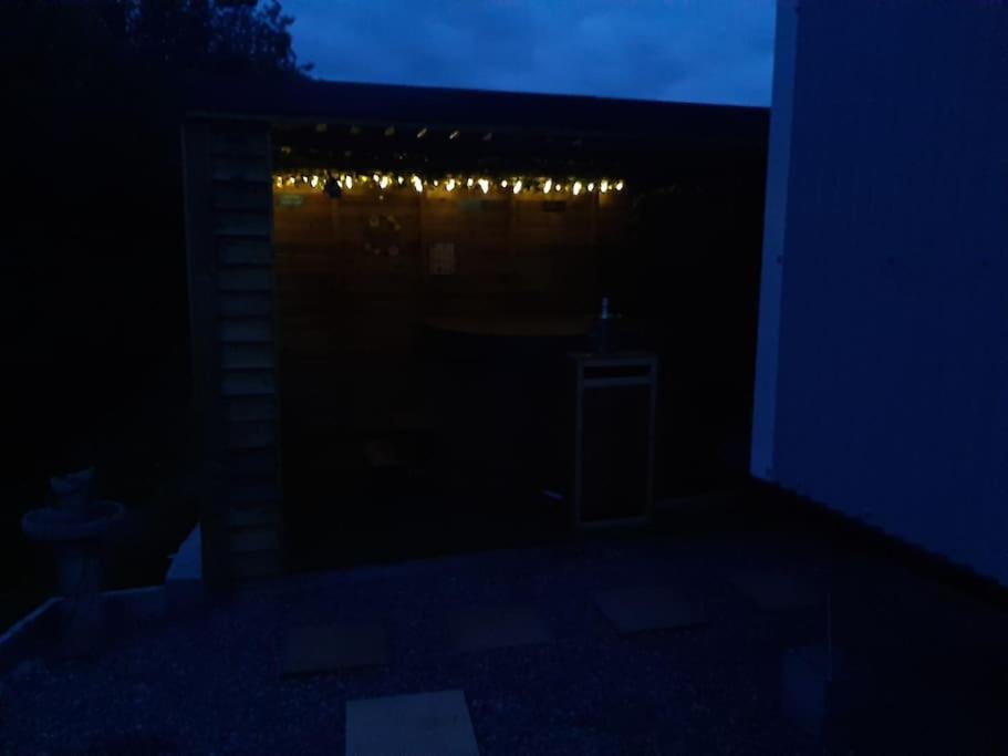 Anglesey New Modern Shepherds Hut With Spa Hot Tub Gwalchmai Exterior photo