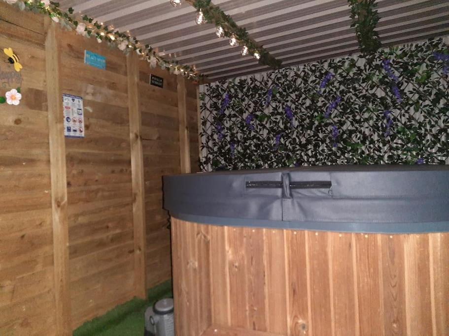 Anglesey New Modern Shepherds Hut With Spa Hot Tub Gwalchmai Exterior photo