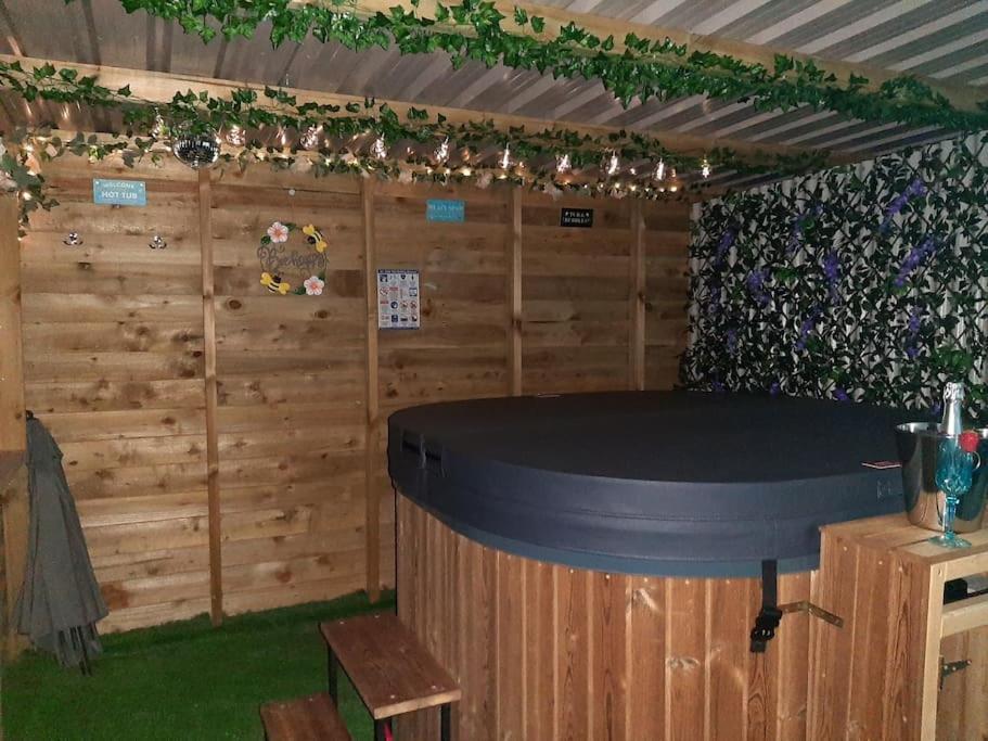Anglesey New Modern Shepherds Hut With Spa Hot Tub Gwalchmai Exterior photo